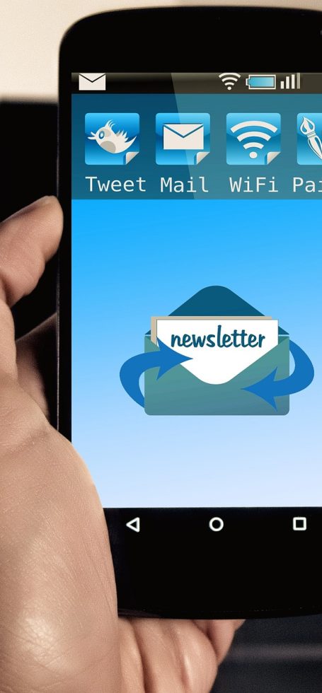 米哈游 App 离线收藏夹界面，手机屏幕显示已保存的攻略条目列表与过期标记